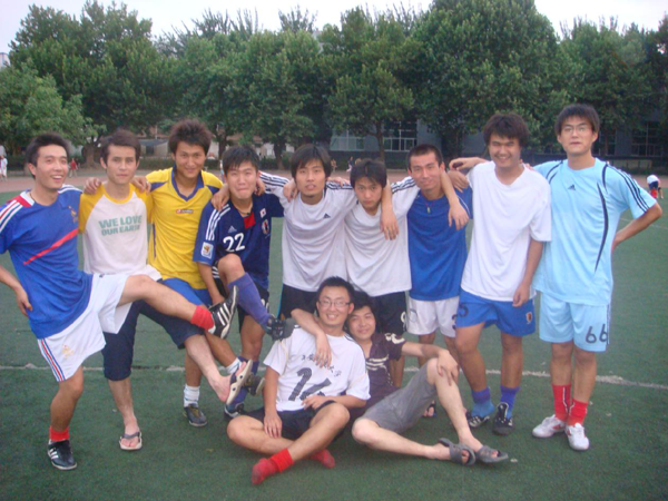 1523600219425.png 3 本科期间方刚的足球训练照(左一).png