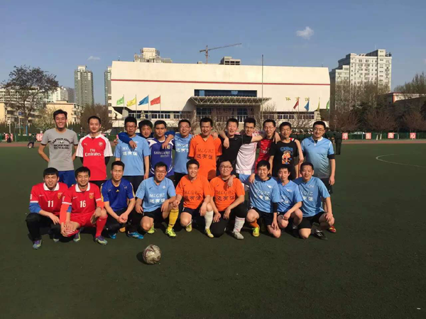 1523600256642.png 9 庆祝兄弟结婚的最好方式——踢一场足球比赛(第一排左5为方刚).png